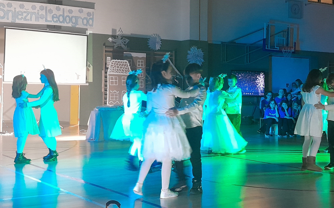 ODUŠEVLJENI RASPLESANIM SNJEŽNIM LEDOGRADOM